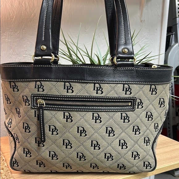Dooney & Bourke Black and Tan Tote Bag with Signature Style - Picture 5 of 15